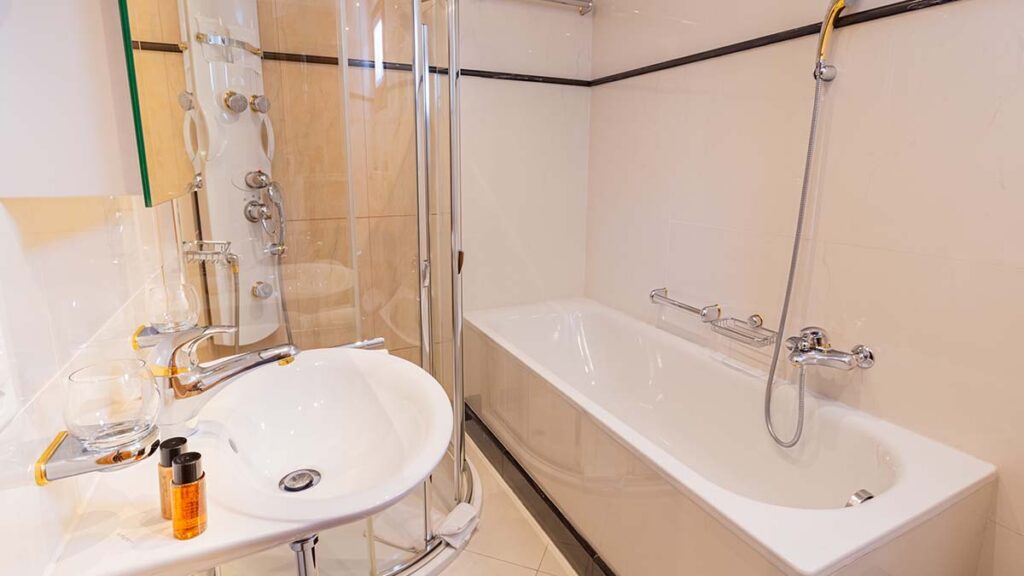 Hotel-Arte-St-Moritz-Zimmer-Austattung-Baeder