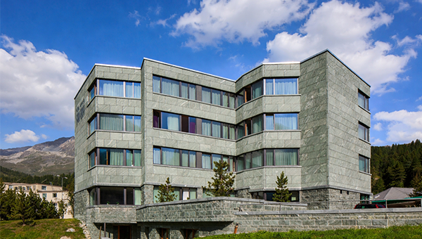 Das Hotel San Gian von aussen im Sommer